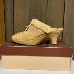 Antonio Melani Size 7.5 Genuine Suede Furby Shearling Lined Clogs Mules Tan
